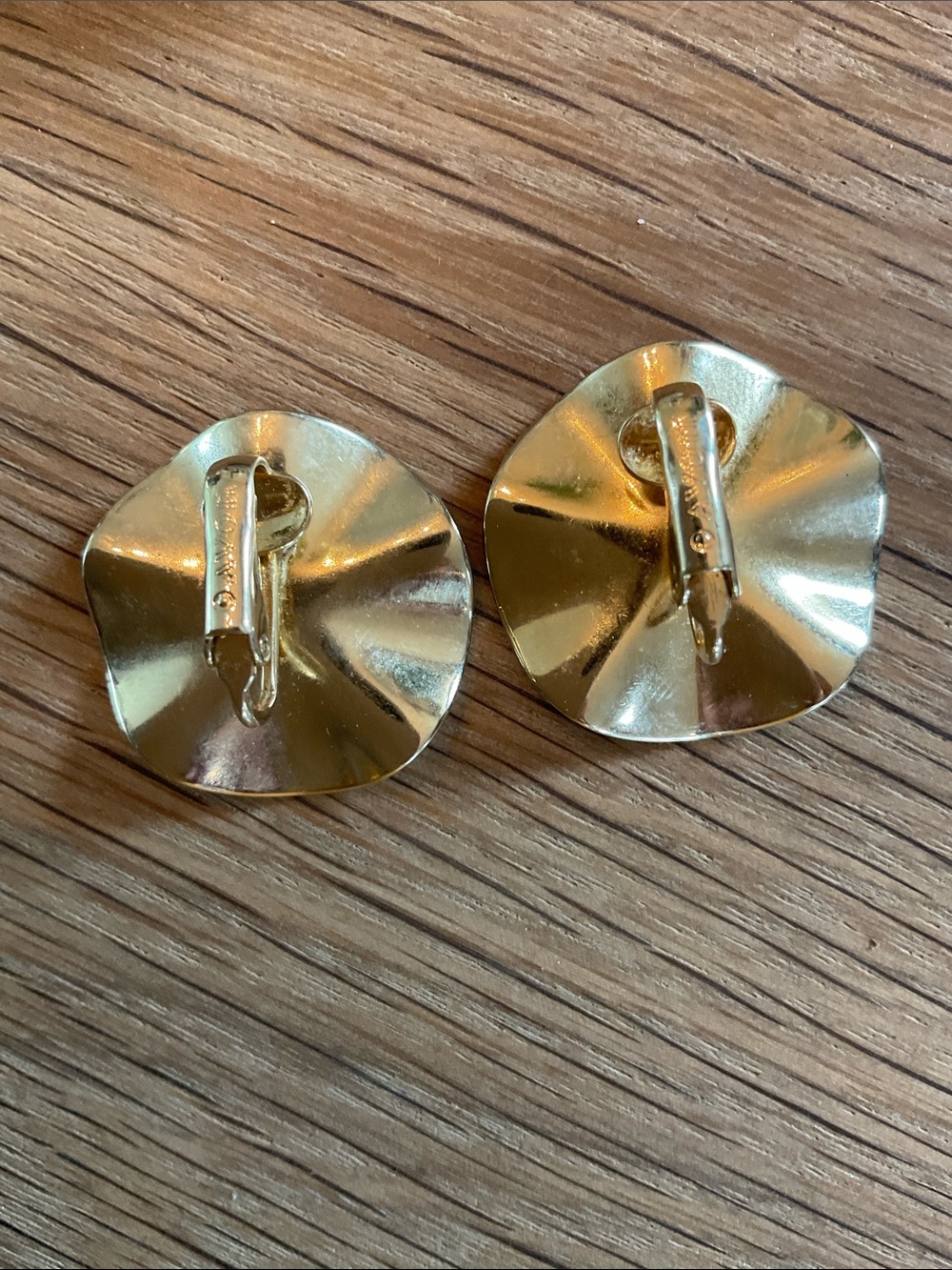 Avon Signed 1985 Pearlized Ruffle Clip On Earrings - Picture 3 of 5